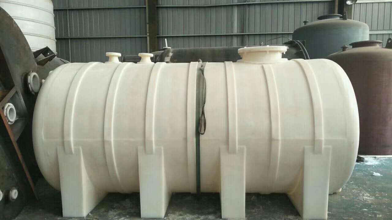 8立方塑料儲(chǔ)罐上的PE法蘭接頭怎樣焊接